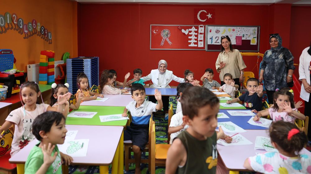 Bakan Göktaş Hakkarili kadınlara Karadeniz turu sözü verdi