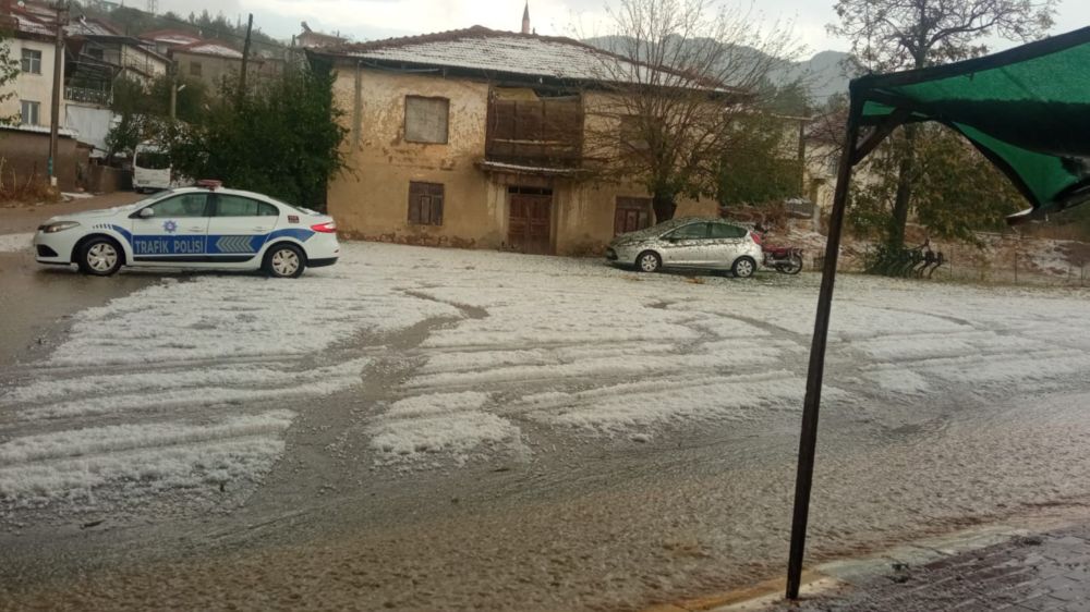  Baklan’da dolu yağışı etkisini gösterdi