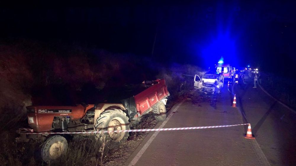 Balıkesir Dursunbey'de Otomobil traktöre arkadan çarptı: 1 ölü, 3 yaralı