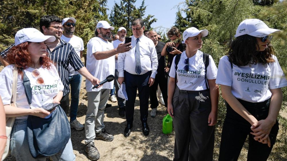 Başkan Tugay yanan bölgeleri ziyaret ederek incelemelerde bulundu