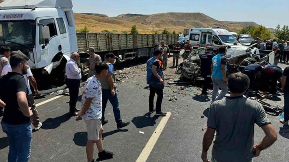 Batman  Mardin Karayolunda  Düğün konvoyunda feci kaza: Aynı aileden 4 kişi hayatını kaybetti