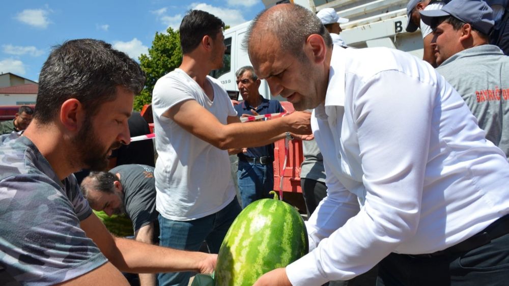 Bayırköy Belde Belediye Başkanı Aykut Dilsiz'den 2 ton ücretsiz karpuz dağıtımı 