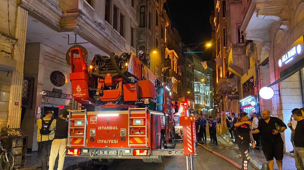 Beyoğlu’nda  9 katlı otelde yangın