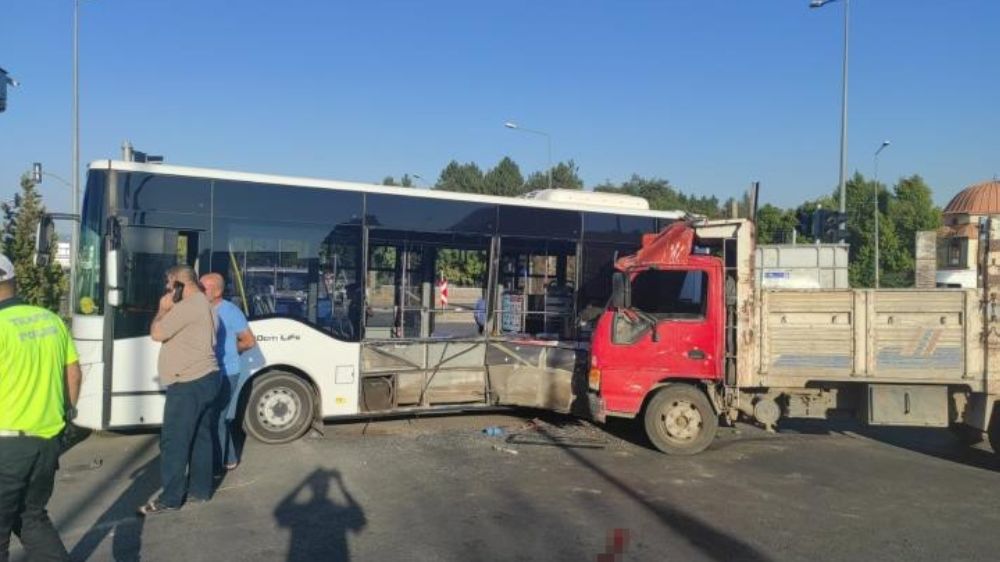  Bingöl’de özel halk otobüsü ile kamyon çarpıştı kamere görüntüleri