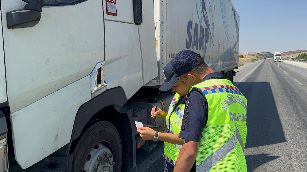  Bolvadin’de jandarma ekipleri denetim yaptı