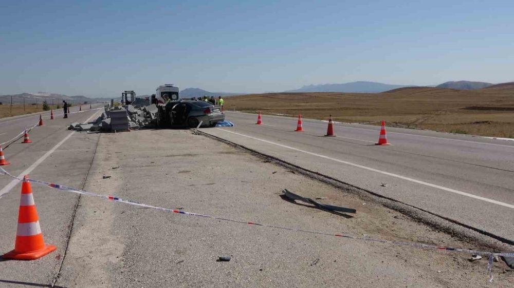 Burdur’da Feci kaza  otomobil, refüj yapımı için bırakılan bordür taşı yığınına çarptı: 2 ölü, 1 yaralı