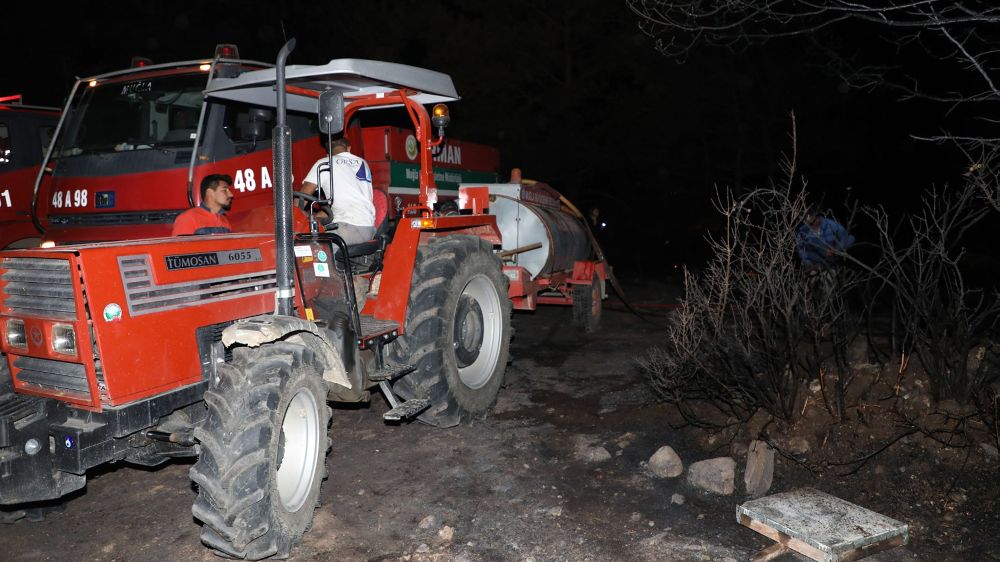 Büyükşehir Belediyesi yangına 75 araç, 200 personelle müdahale etti