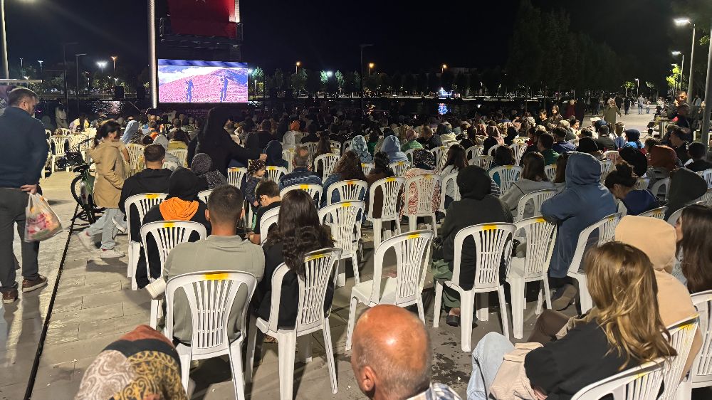 Çorum'da Açık Hava Sineması'na vatandaşlardan yoğun ilgi