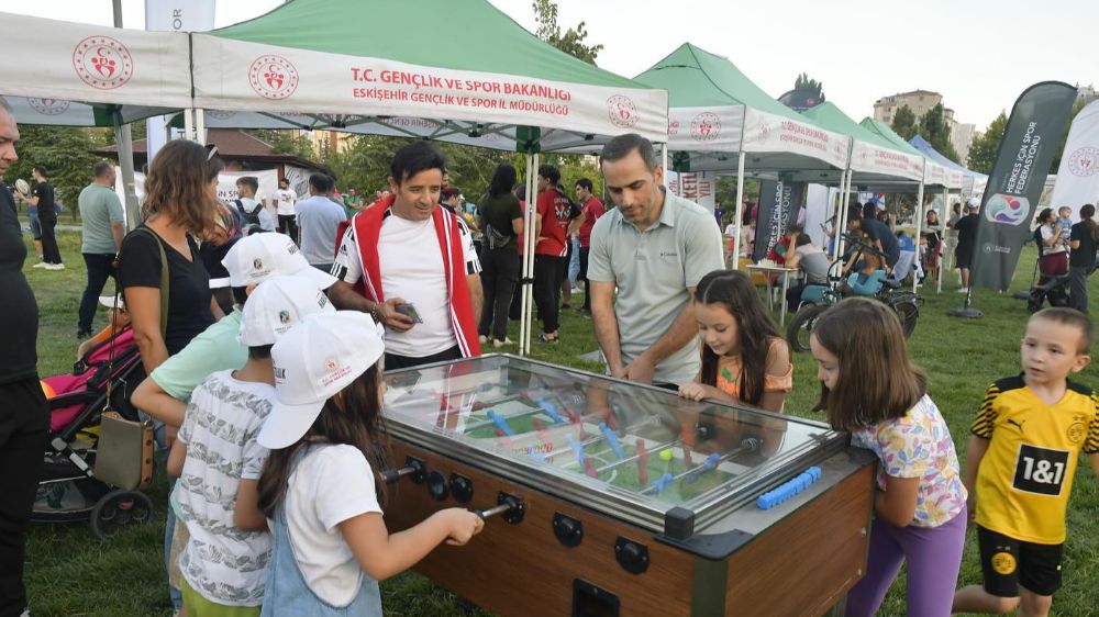  Dede Korkut Parkında festival