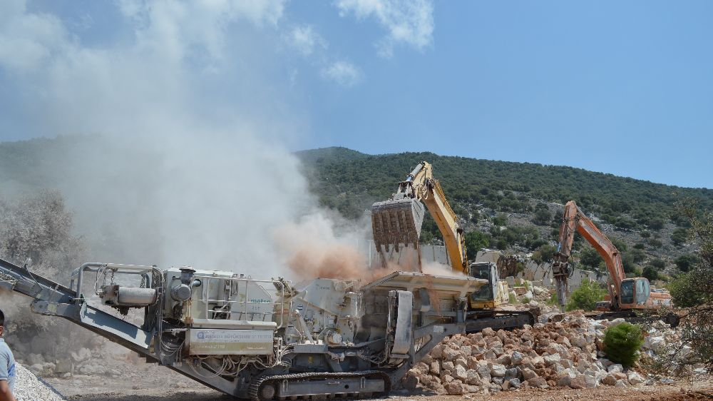 Demre'de bozulan yollar yenileniyor 