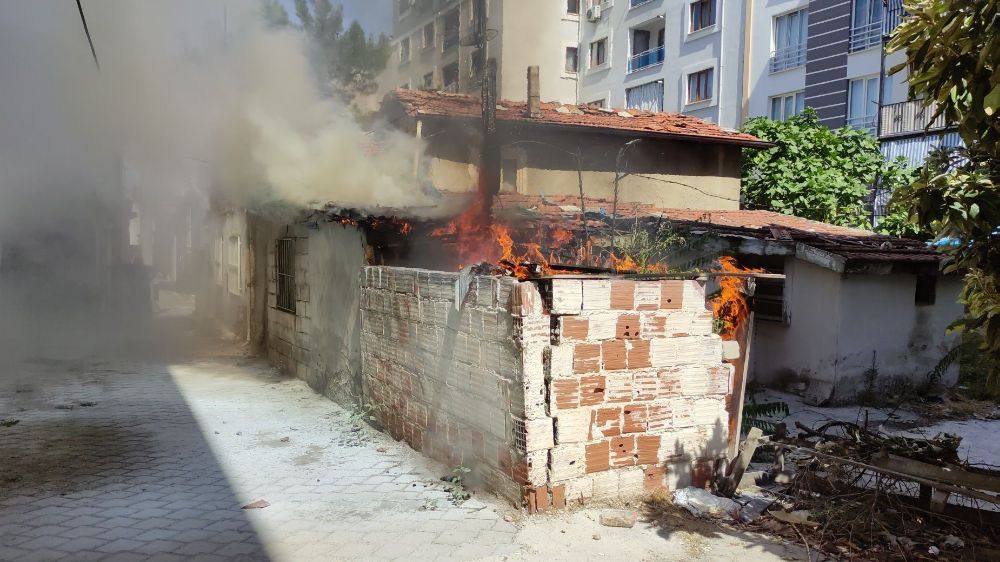  Denizli'de ev yangını korkuttu