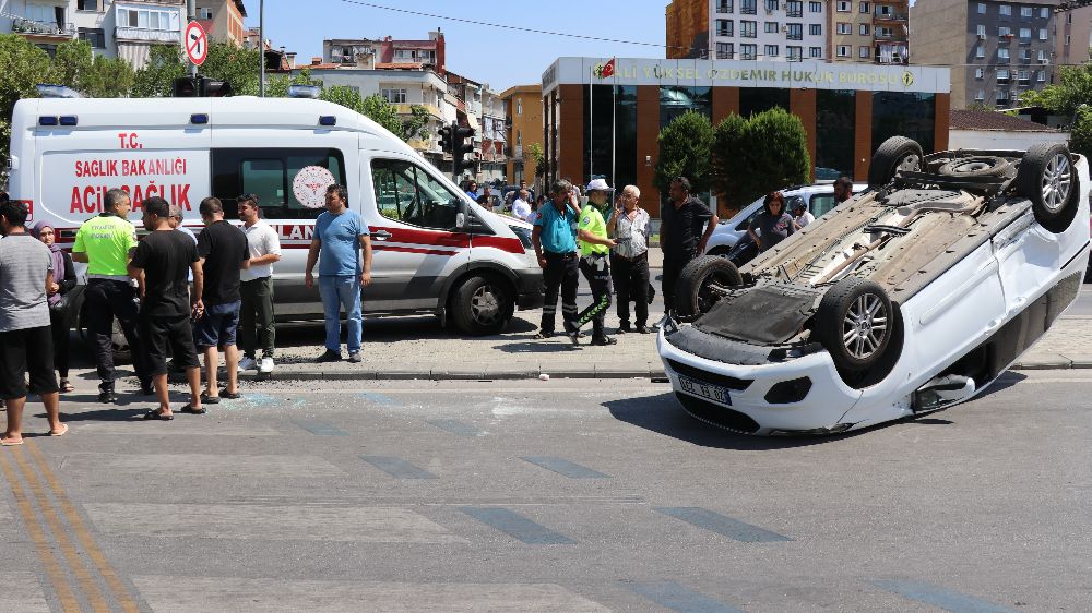 Denizli'de iki araç birine girdi 1 kişi yaralandı