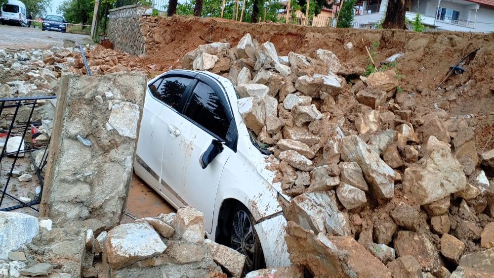 Denizli'de inşaat halindeki okulun istinat duvarı aracın üzerine çöktü