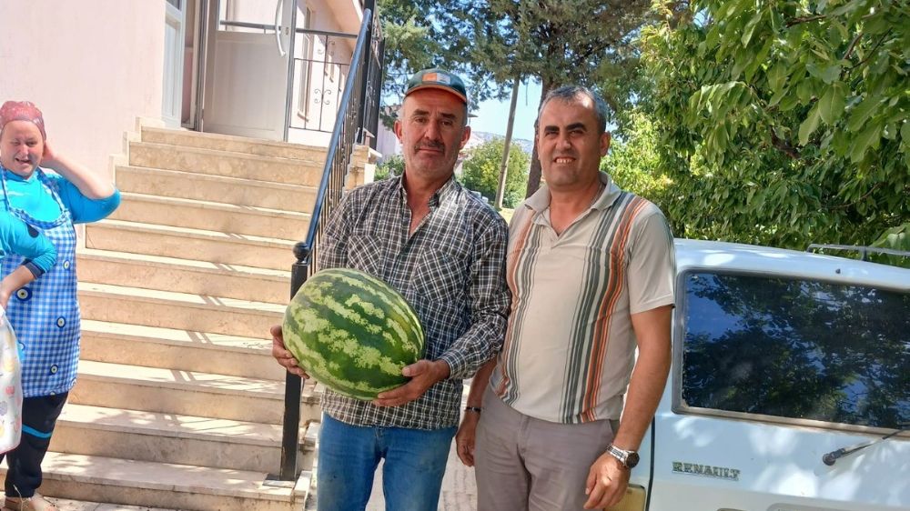 Denizli'de muhtar tarlasında yetiştirdiği karpuzları huzurevi ve hastanede dağıttı