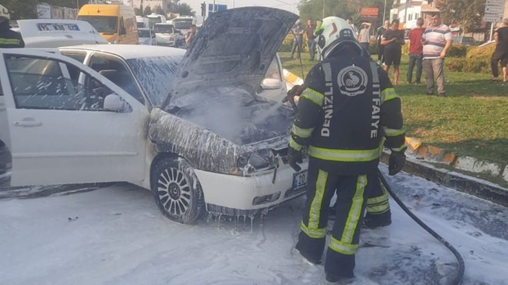 Denizli'de otomobil alev aldı