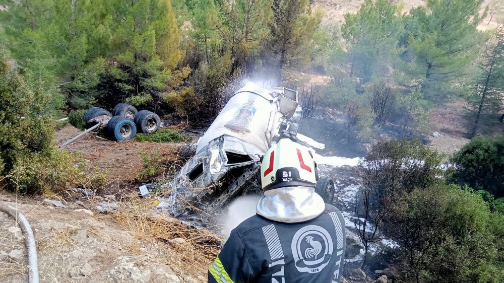 Denizli'de trafik kazası! LPG yüklü tanker şarampole devrildi