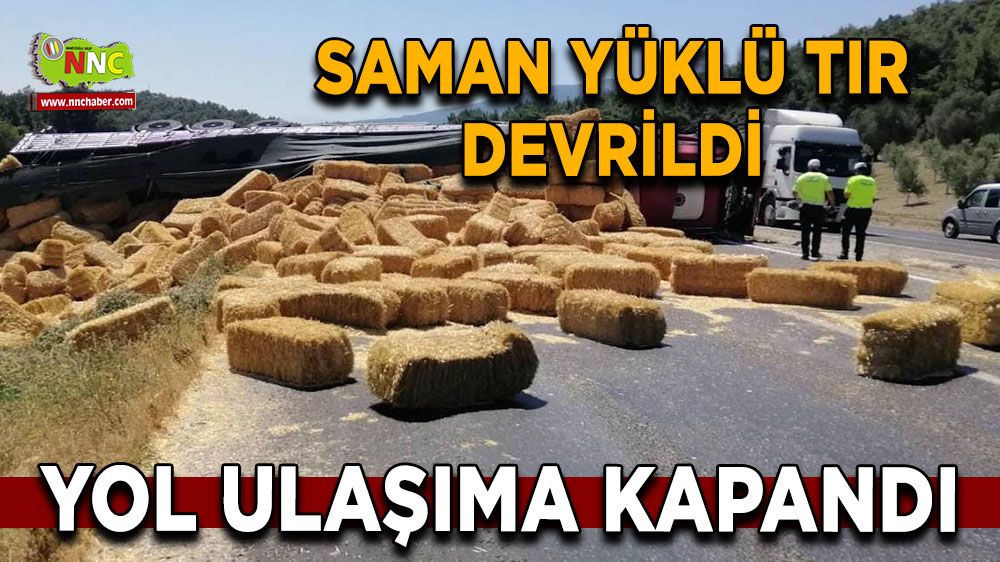 Denizli'de trafik kazası! Saman yüklü tır devrildi