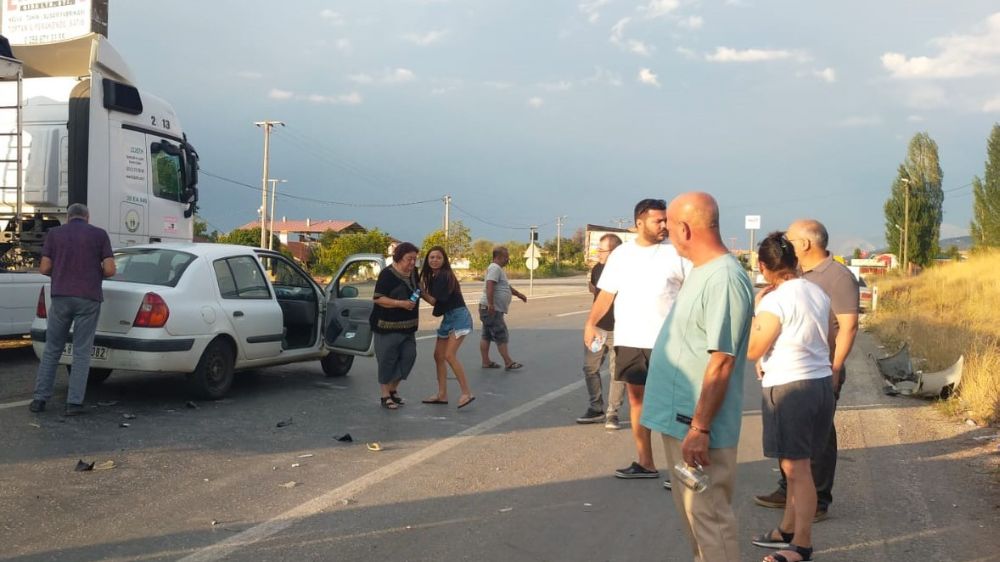 Denizli'de trafik kazası! Tır ile otomobil çarpıştı