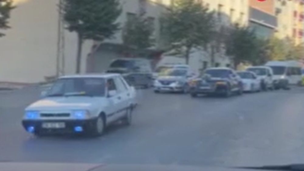 Düğün konvoyuna yol vermeyip drift atan sürücü trafiği tehlikeye attı