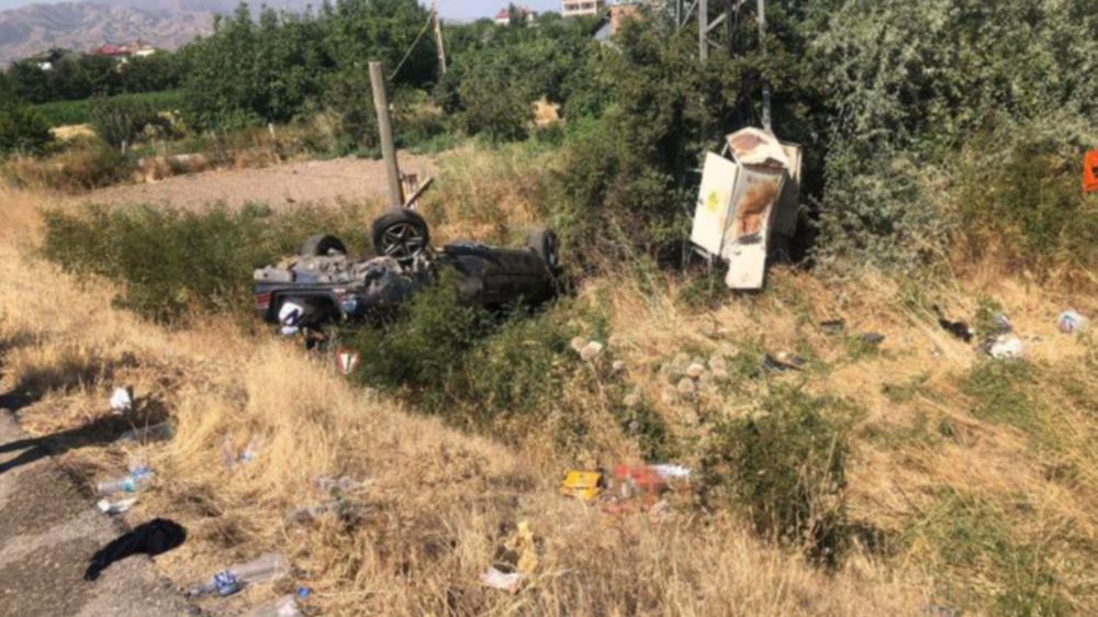 Elazığ’da kaza lastiği patlayan otomobil takla attı