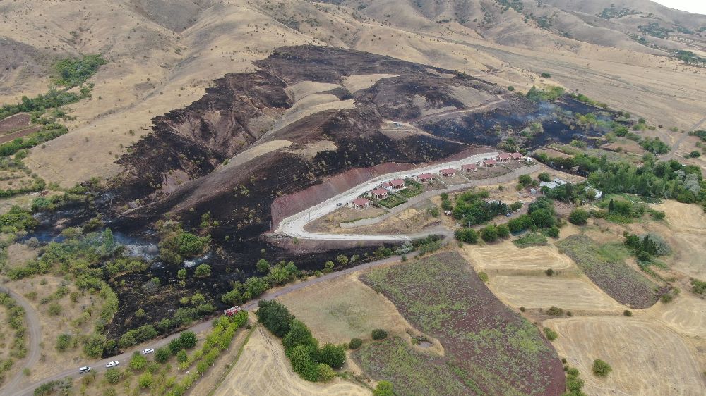 Elazığ'da  yüzlerce dönüm arazi küle döndü