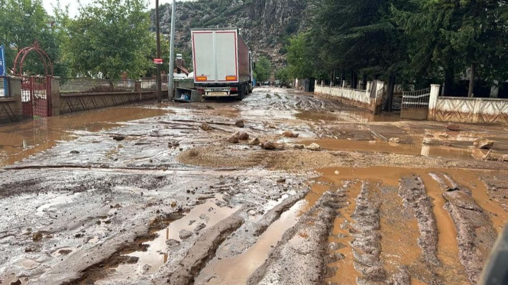 Elmalı'da sağanak yağış! Evleri su bastı