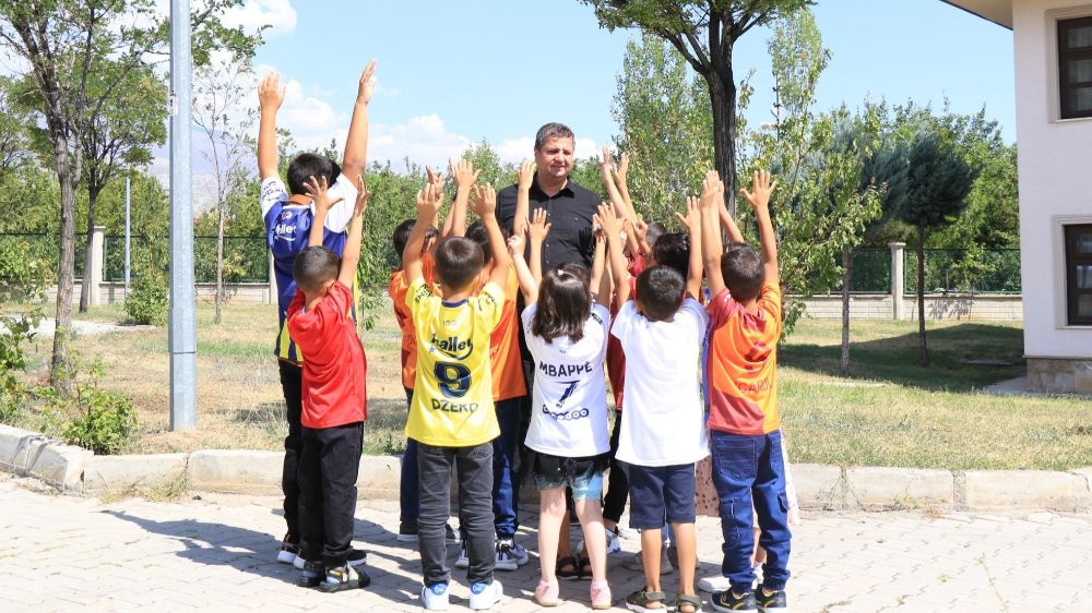 Erzincan Aile ve Sosyal Hizmetler İl Müdürü Serdar Demirci'den çocukları sevindiren hareket 