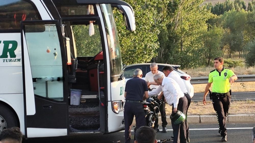 Erzincan'da yolcu otobüsü ile çarpışan motosiklet sürücüsünden üzen haber 