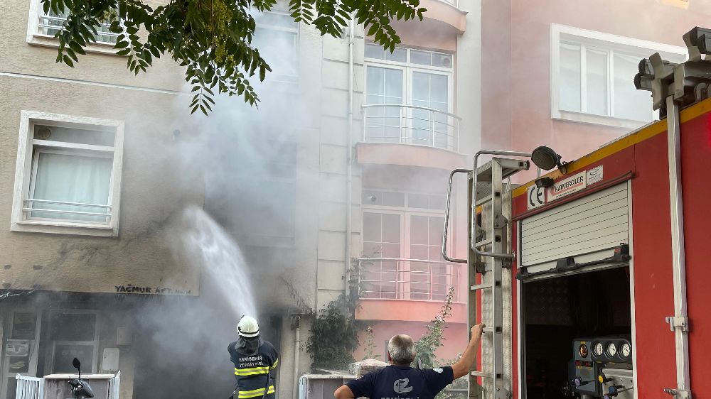 Eskişehir'de garajda yangın çıktı Araçlar kül oldu