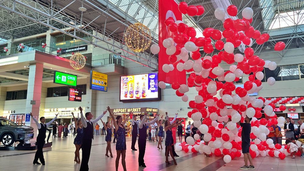 Fraport TAV Antalya Havalimanı'nda Zafer Bayramı coşkuyla kutlandı