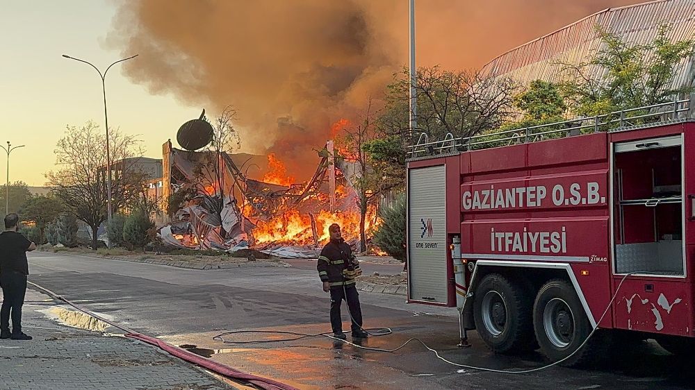 Gaziantep'te çıkan halı fabrikası yangını devam ediyor