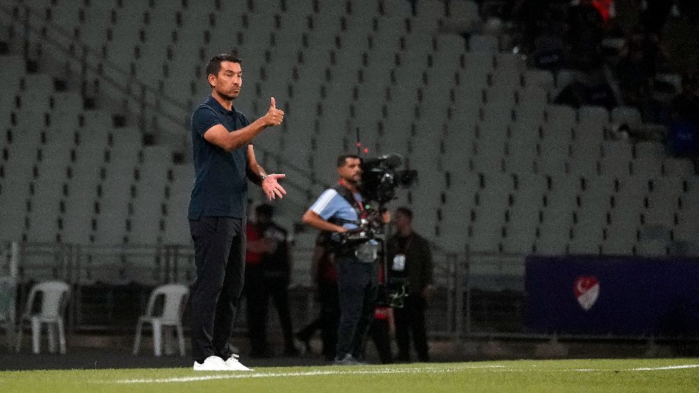 Giovanni van Bronckhorst sezona iyi başladı! 5 farkla yendi, kupayı kaptı