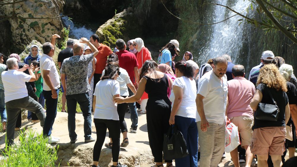 Girlevik Şelalesi turistlerin gözdesi oluyor