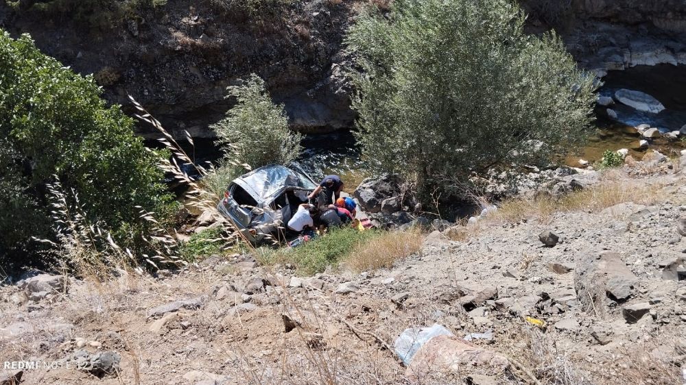 Gümüşhane’de  bir kişi otomobiliyle 35 metreden dere yatağına yuvarlandı sürücü olay yerinde hayatını kaybetti