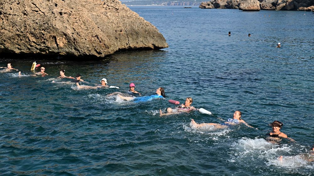 Haftada üç gün düzenlenen su jimnastiği kursuna yerli ve yabancı turistler de katılıyor