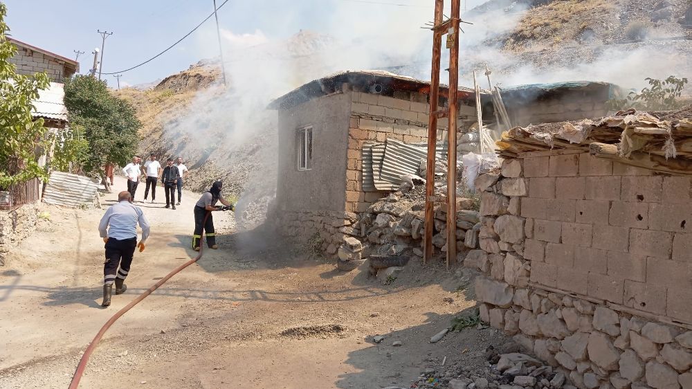 Hakkari'de meydana gelen yangın paniğe neden oldu 