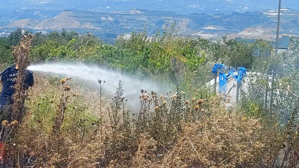 Hatay’da çıkan çalılık yangını itfaiyenin müdahalesiyle söndürüldü