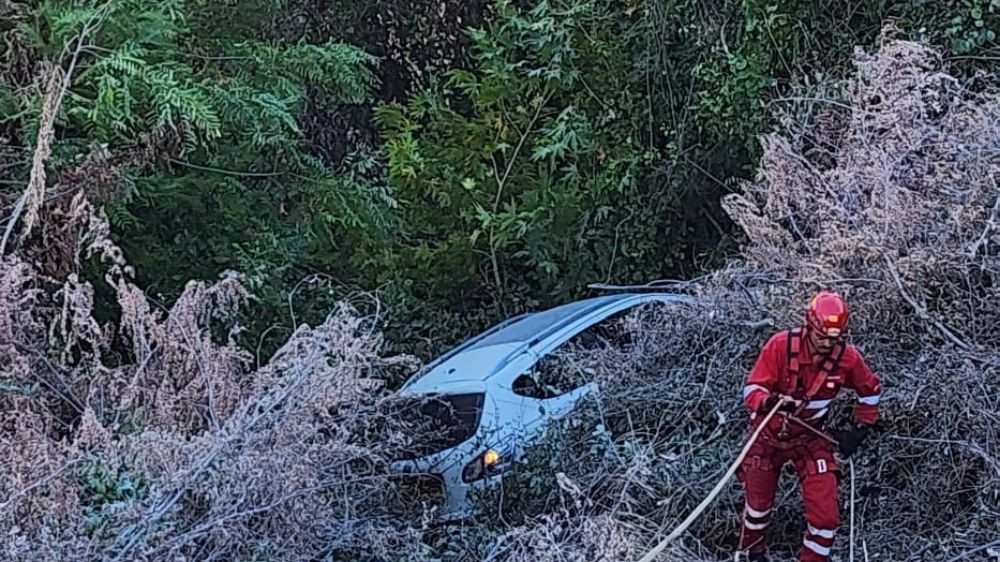 Hatay'da otomobil uçurumdan yuvarlandı