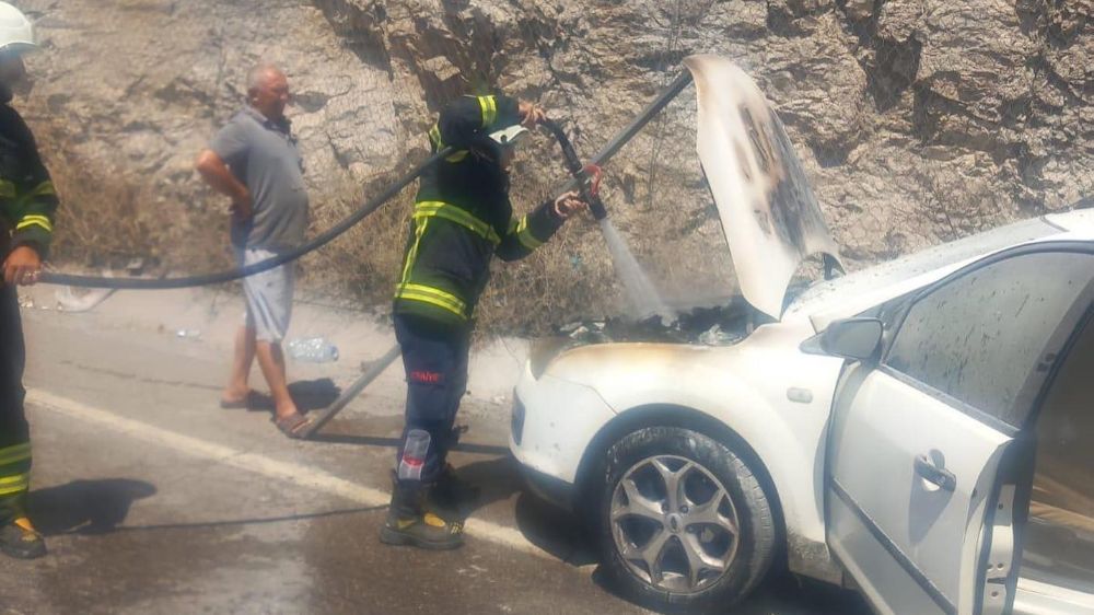 Hatay'da seyir halinde ki araç alev aldı