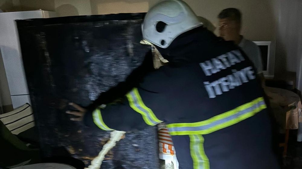 Hatay'da yangın; motor kısmı alev alan buzdolabı yangına neden oldu 