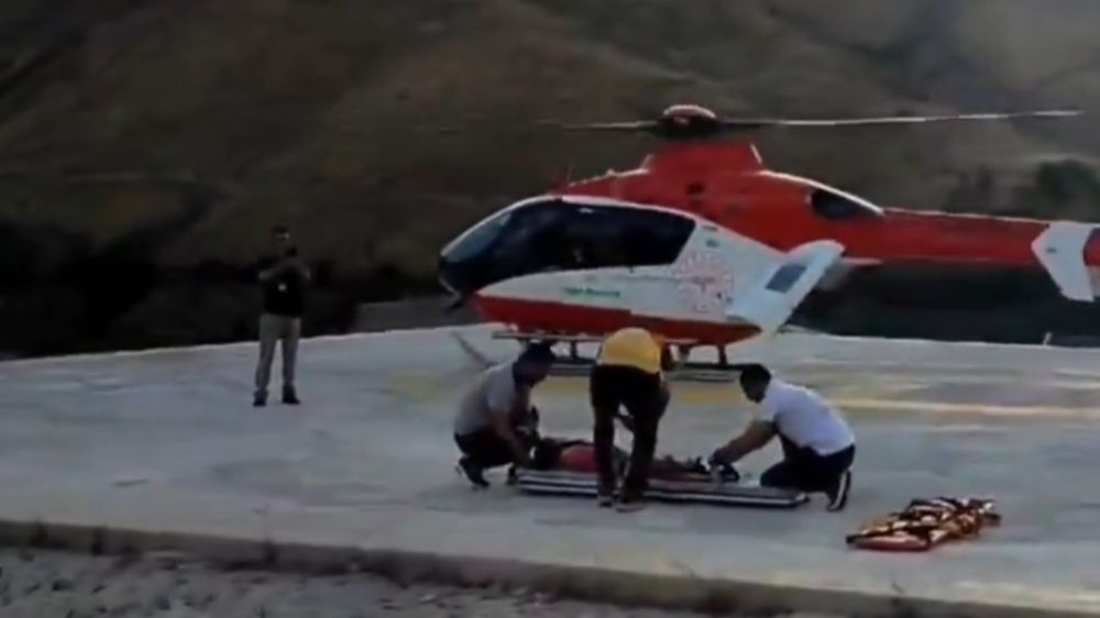 Helikopter ambulans yüksekten düşen çocuk için havalandı