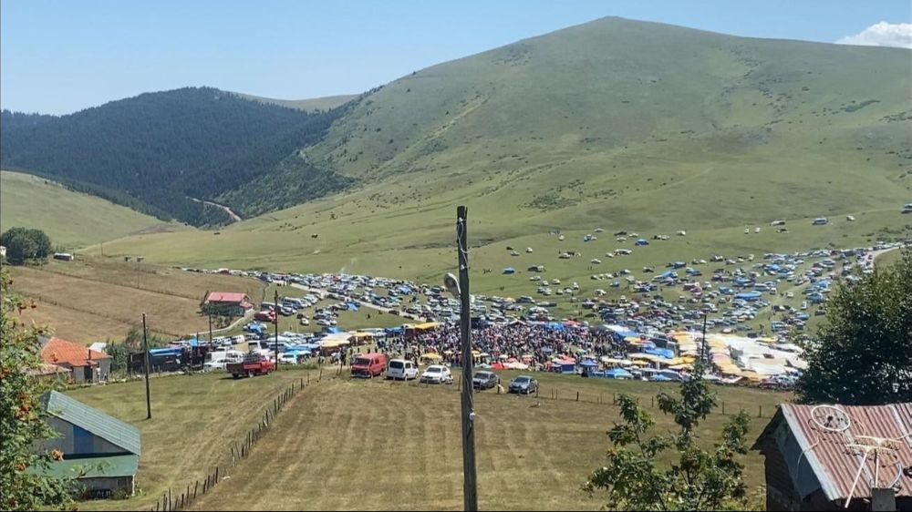  Honefter Yaylası'nda dün düzenlenen yayla şenliğine katılan binlerce kişi çöplerini yaylaya bırakıp gitti