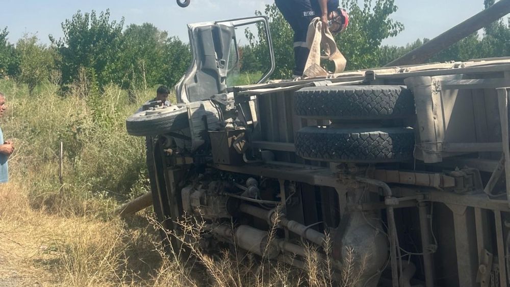 Iğdır'da kaza kamyon direğe çarparak devrildi