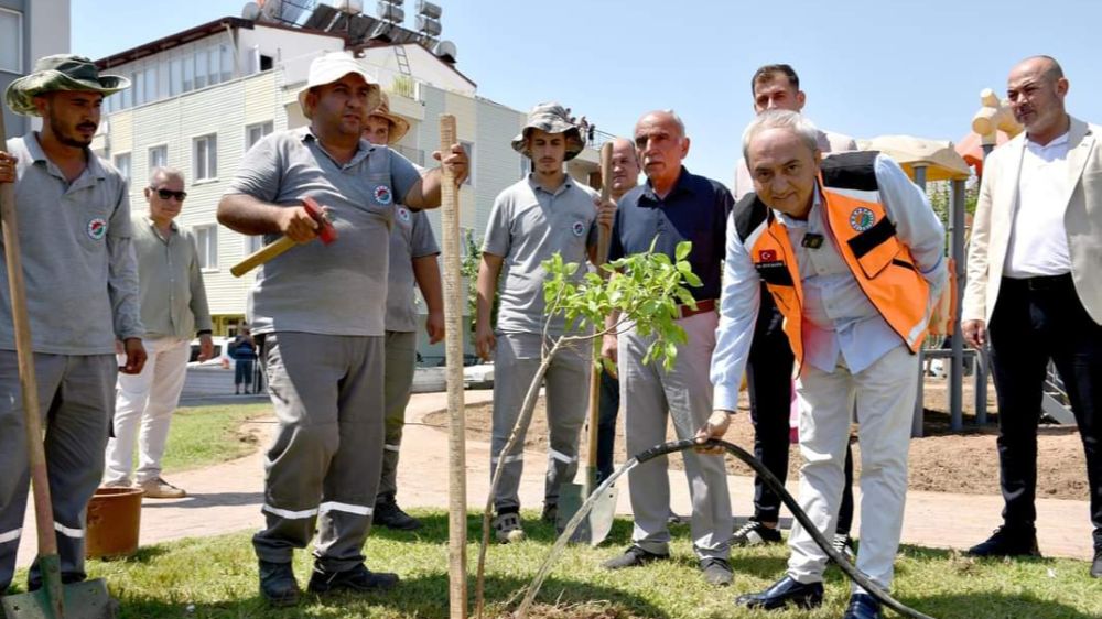 ilk ağaç fidanını Başkan Mesut Kocagöz dikti.