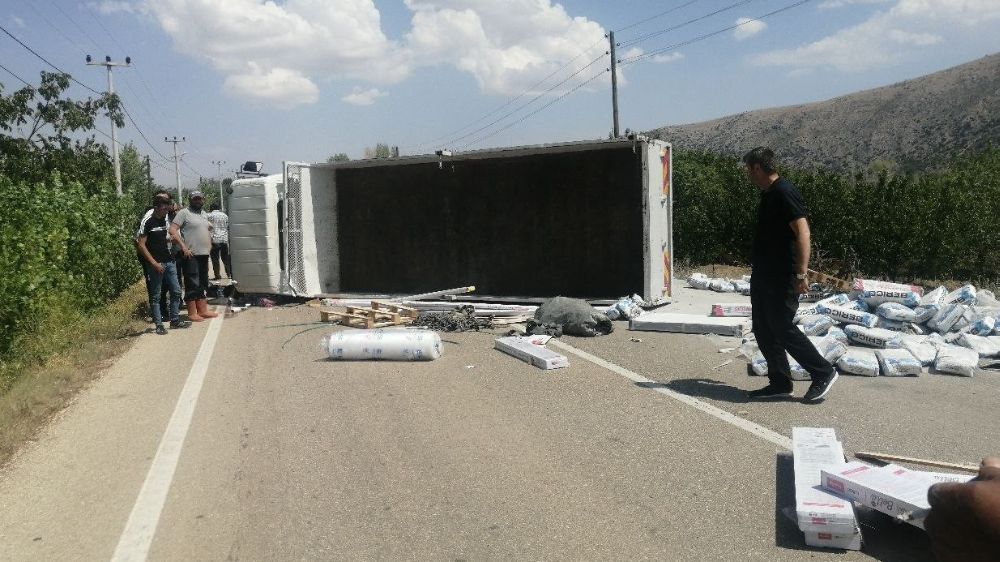  Isparta'da malzeme yüklü tır devrildi 1 kişi yaralandı