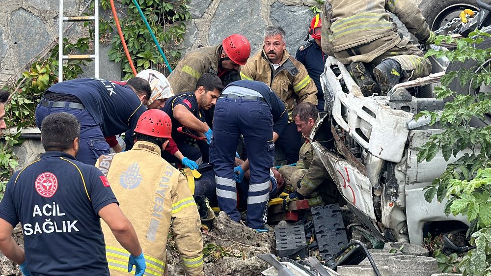 İstanbul'da kamyon sitenin bahçesine düştü