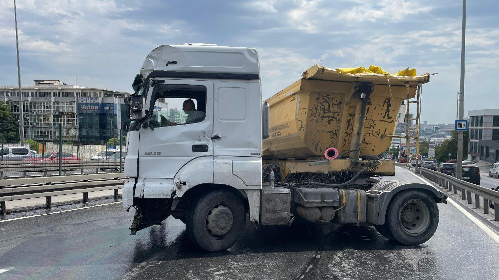 İstanbul trafik kazası! İstanbul kaza sonrası yol trafiğe kapandı