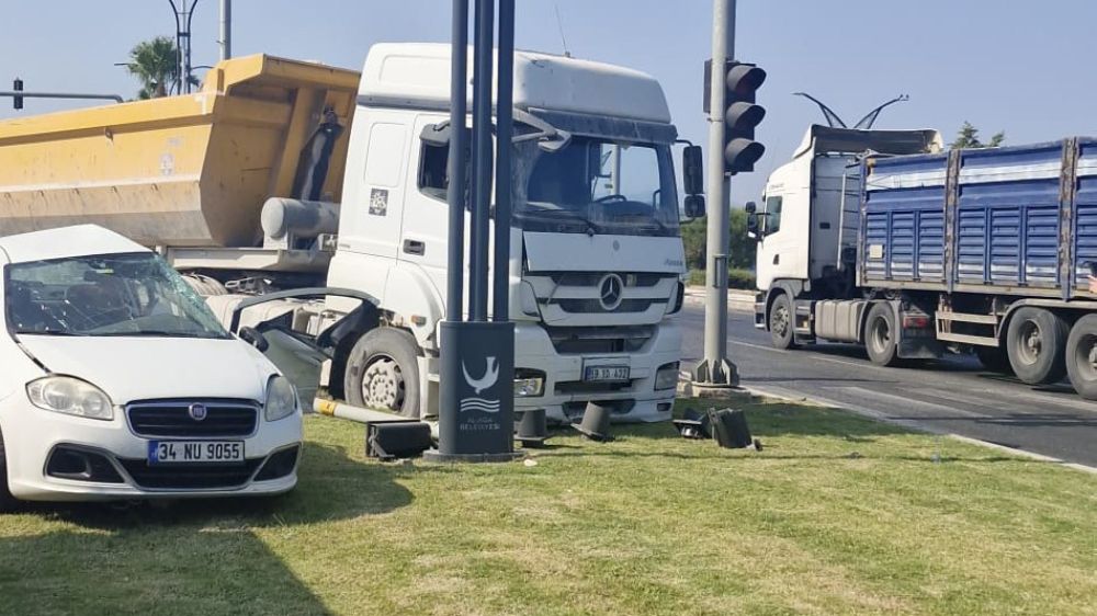 İzmir'de feci kaza kamyon ile otomobil çarpıştı: 1 ölü 1 yaralı