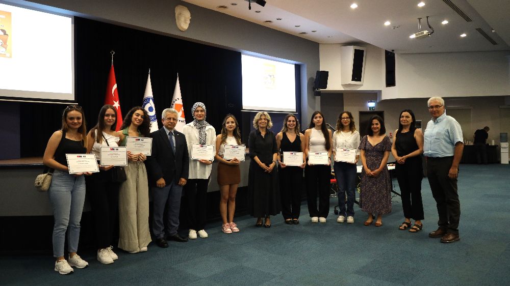 İzmir Ekonomi Üniversitesi'nde öğrenciler sertifikalarını aldı