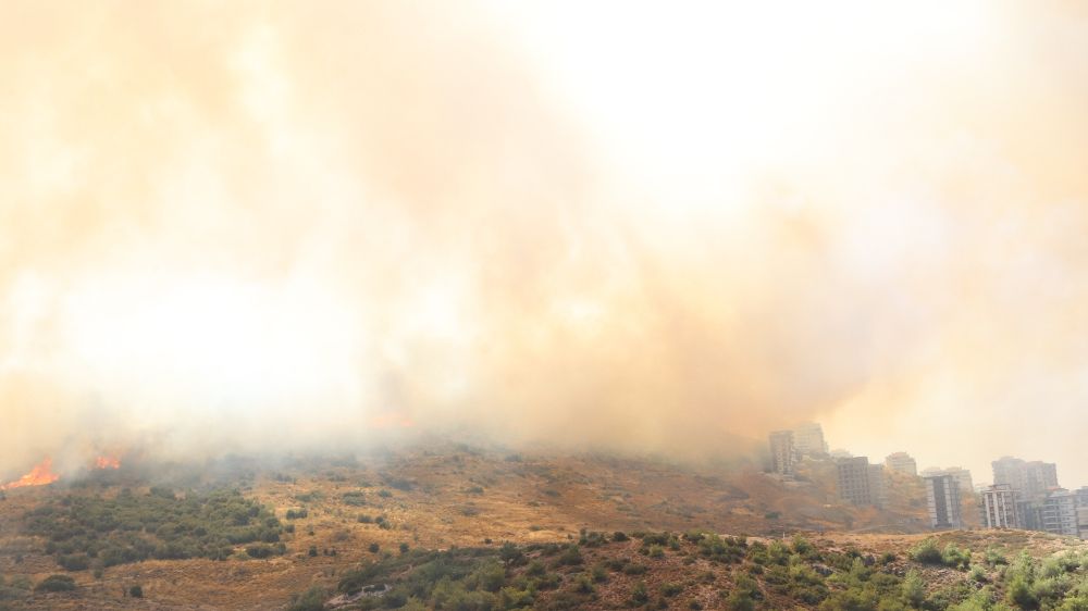 İzmir Karşıyaka'da orman yangını yerleşim yerlerine sıçradı, Evler kül oldu